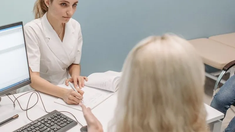 Hypothyroidism vs Hyperthyroidism: Symptoms, Causes & Key Differences Explained