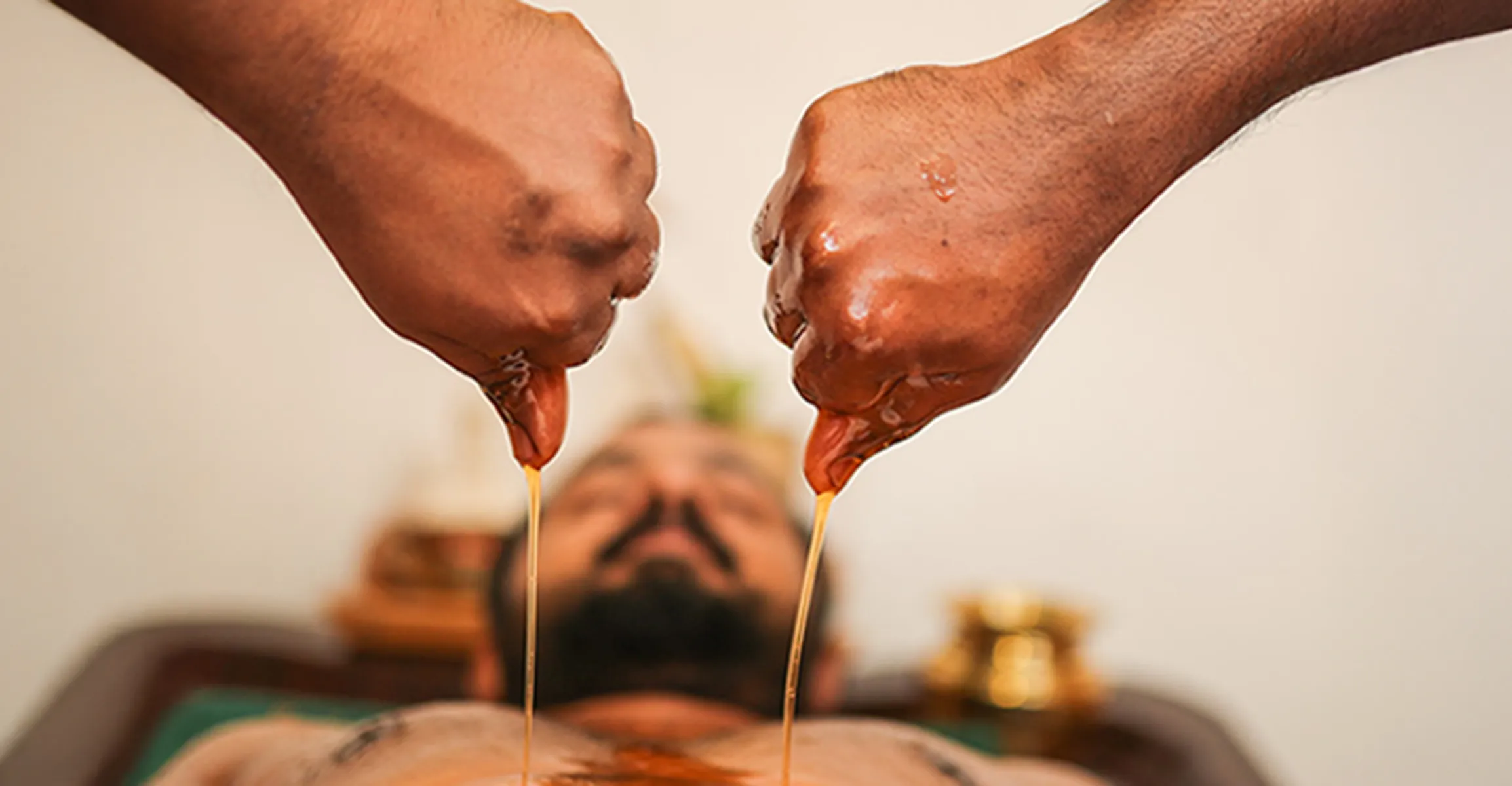 Synchronised warm oil pour, Pizhichil